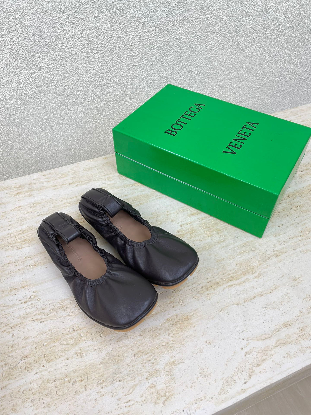ELASTIC BALLERINA FLATS IN CHOCOLATE BROWN LAMBSKIN