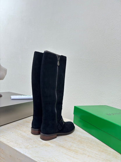 KNEE HIGH BOOT IN BLACK SUEDE