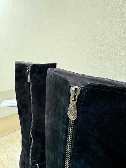 KNEE HIGH BOOT IN BLACK SUEDE