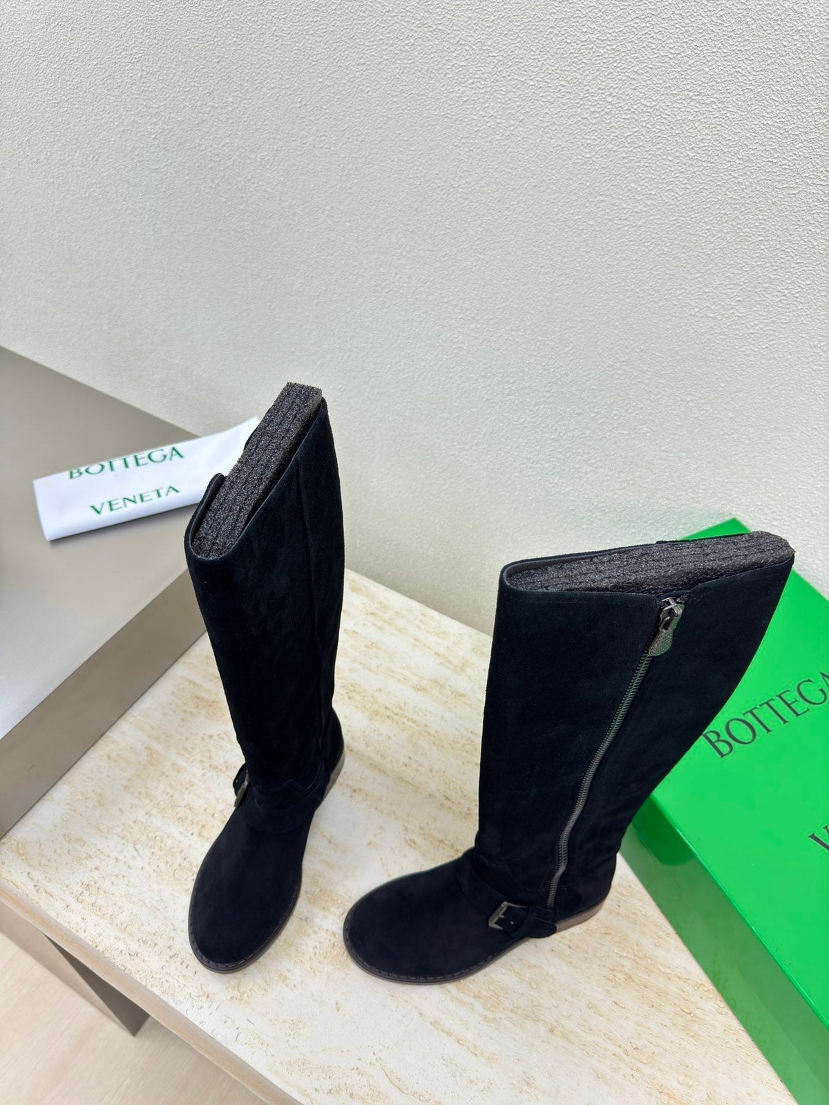 KNEE HIGH BOOT IN BLACK SUEDE