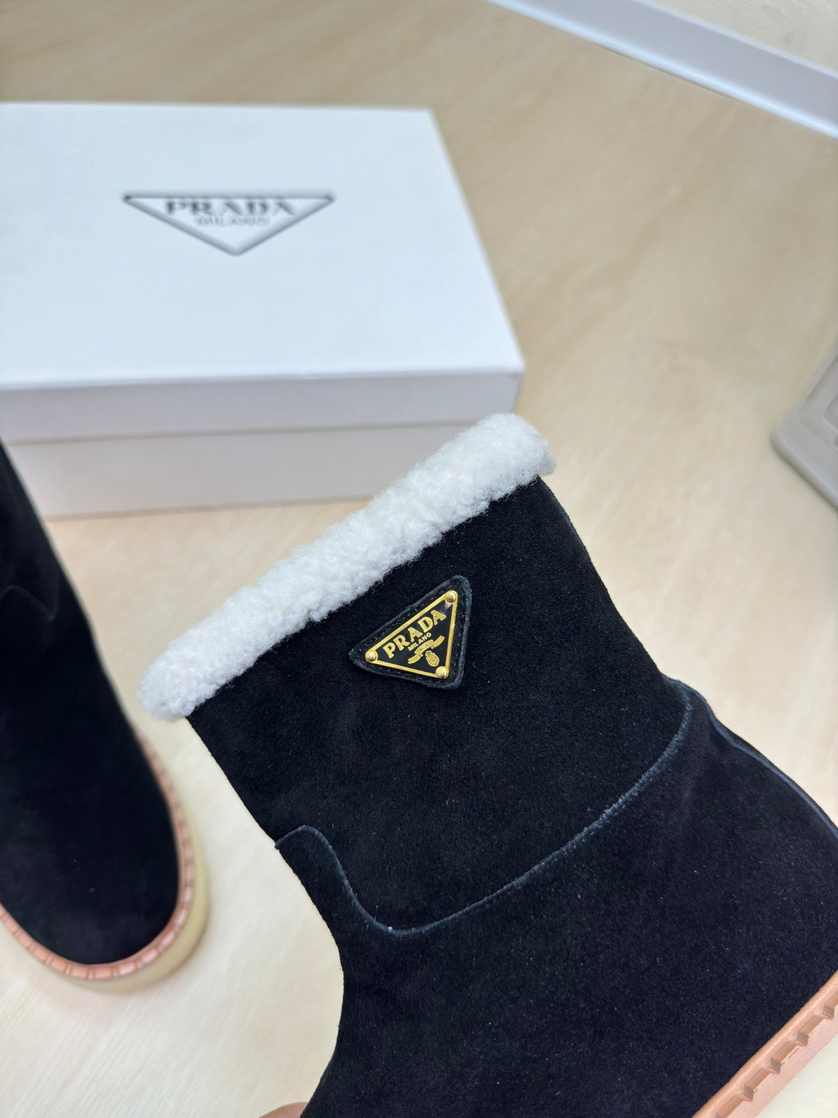 SUEDE BOOTS BLACK WITH SHEARLING LINING AND RUBBER FLATFORM SOLE