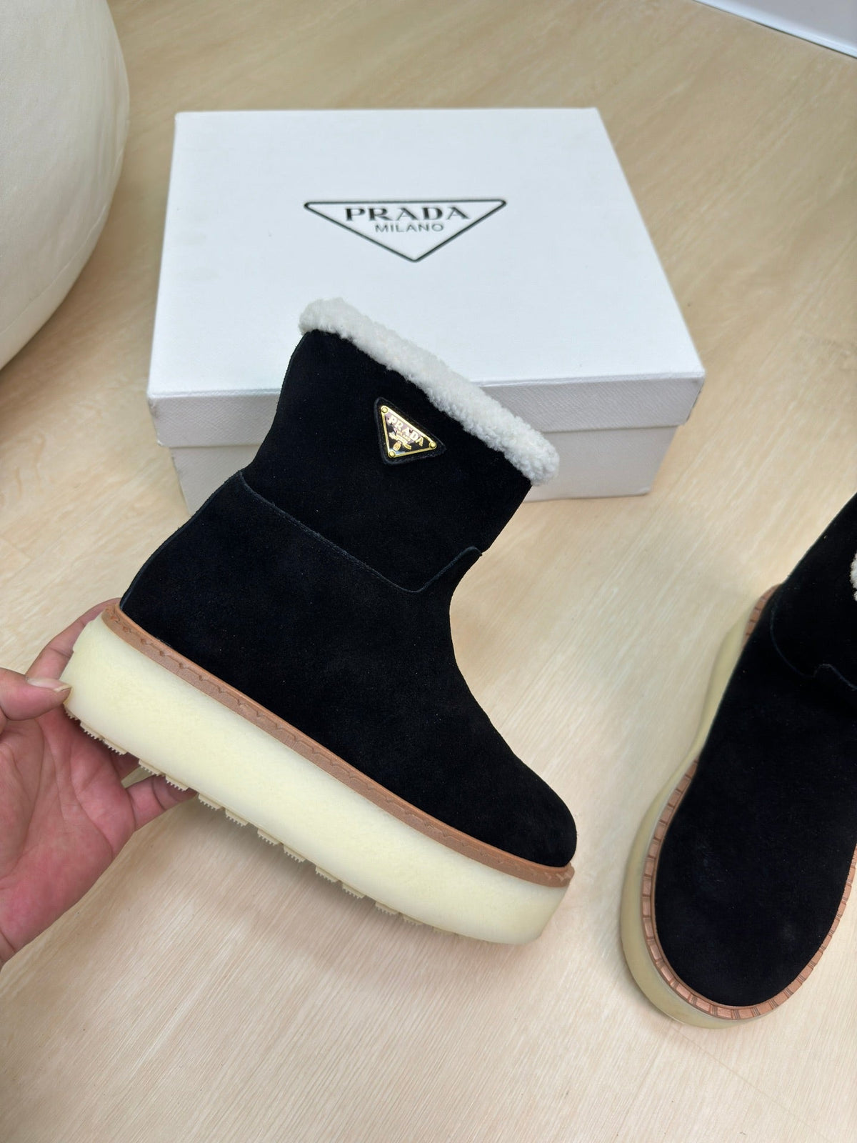 SUEDE BOOTS BLACK WITH SHEARLING LINING AND RUBBER FLATFORM SOLE