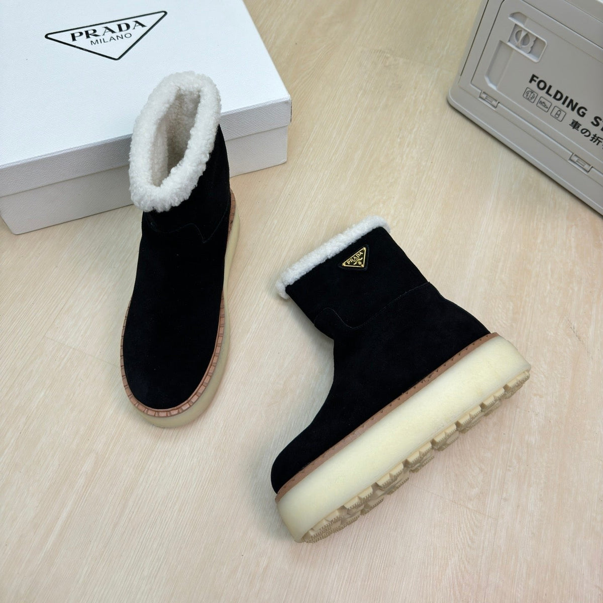 SUEDE BOOTS BLACK WITH SHEARLING LINING AND RUBBER FLATFORM SOLE
