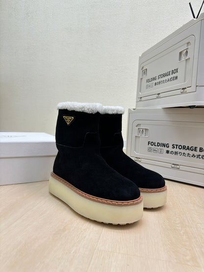 SUEDE BOOTS BLACK WITH SHEARLING LINING AND RUBBER FLATFORM SOLE