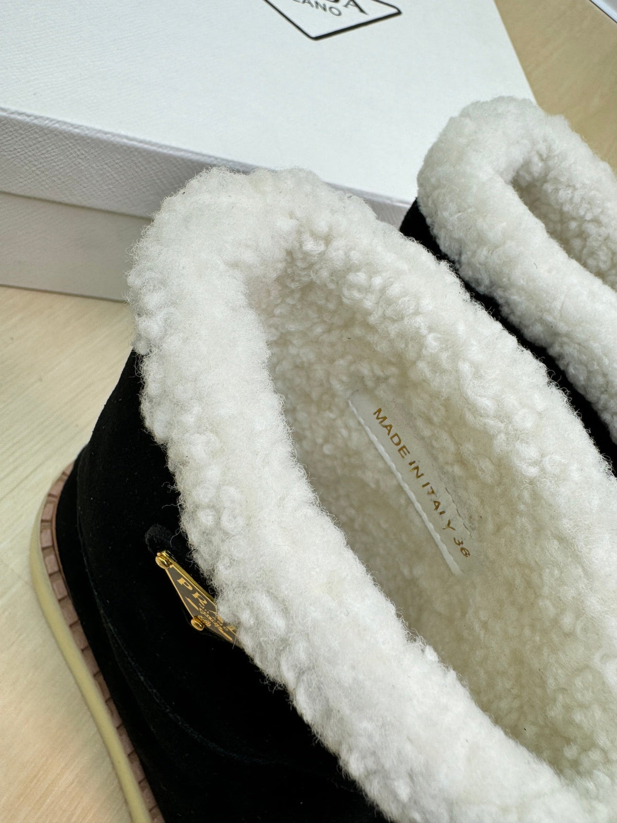 SUEDE BOOTS BLACK WITH SHEARLING LINING AND RUBBER FLATFORM SOLE