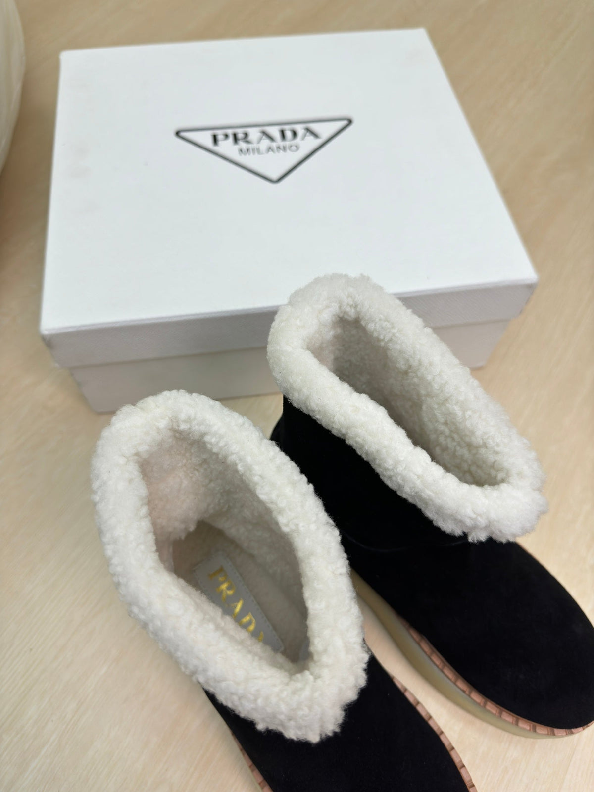 SUEDE BOOTS BLACK WITH SHEARLING LINING AND RUBBER FLATFORM SOLE