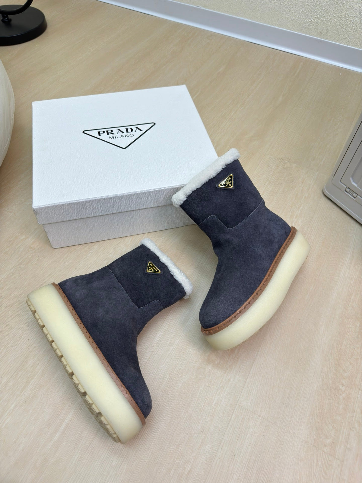 SUEDE BOOTS SLATE GRAY WITH SHEARLING LINING AND RUBBER FLATFORM SOLE