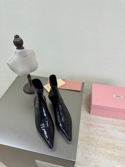 ANKLE POINTED-TOE BOOTS IN BLACK GLOSSY CALFSKIN