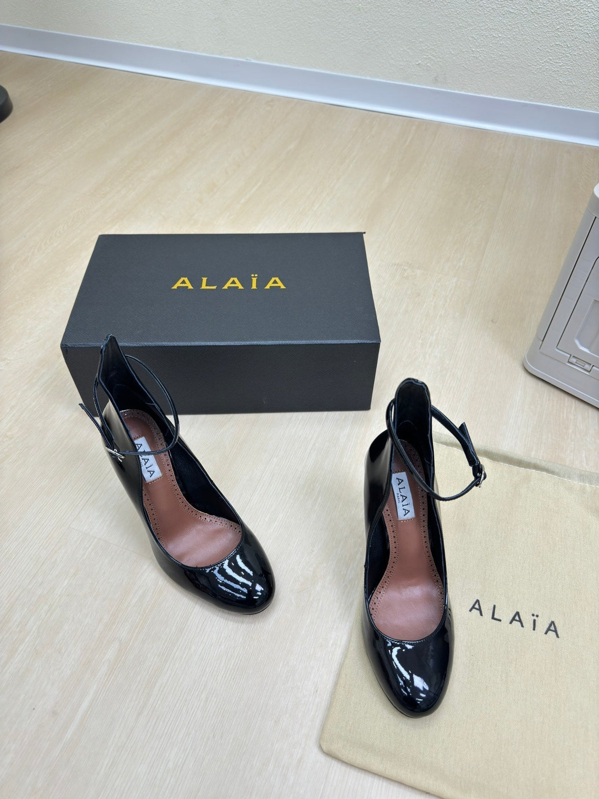 DECOLLETE PUMPS IN BLACK PATENT CALFSKIN