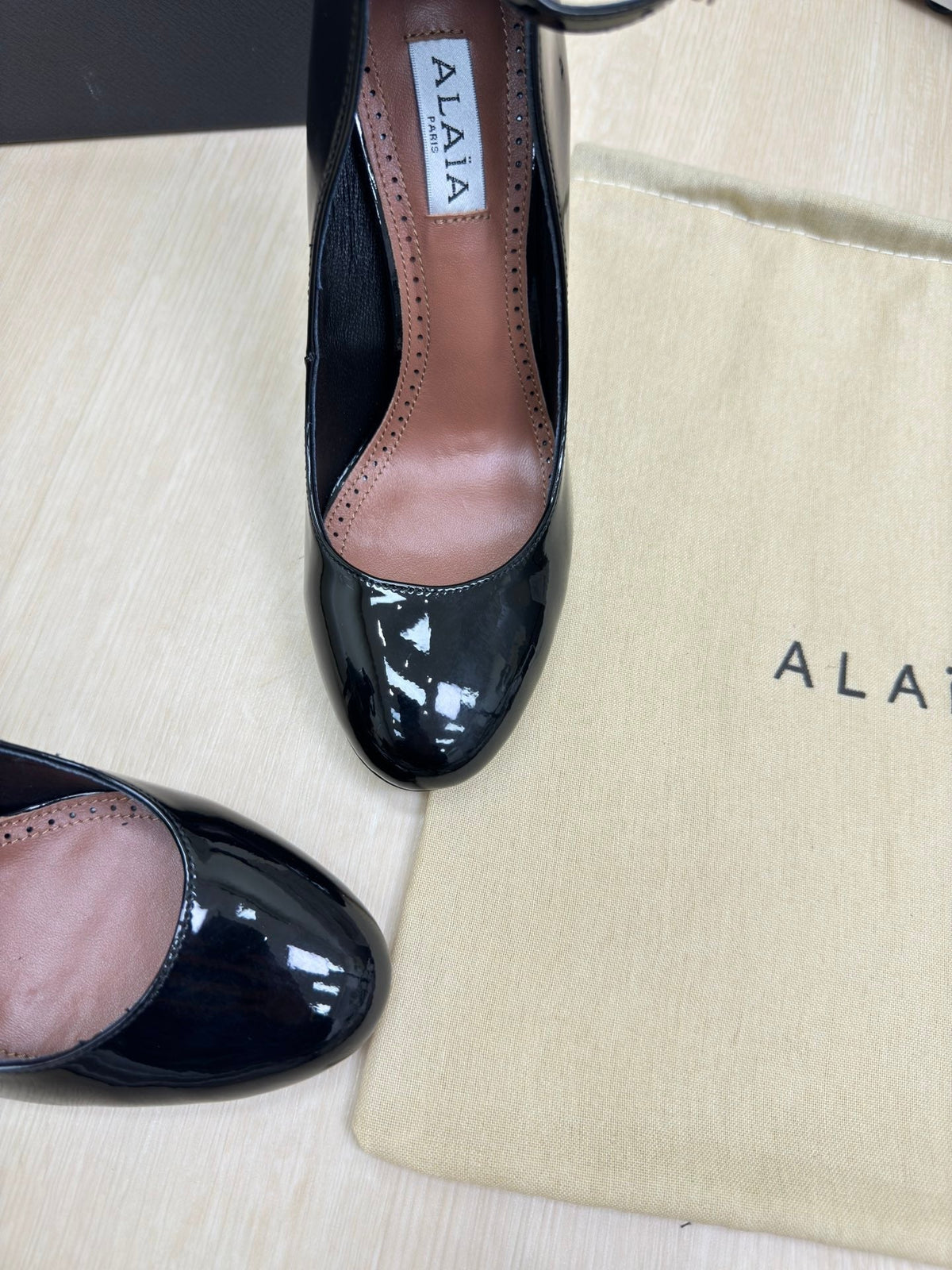 DECOLLETE PUMPS IN BLACK PATENT CALFSKIN