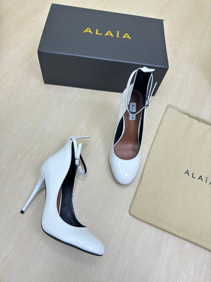 DECOLLETE PUMPS IN WHITE PATENT CALFSKIN