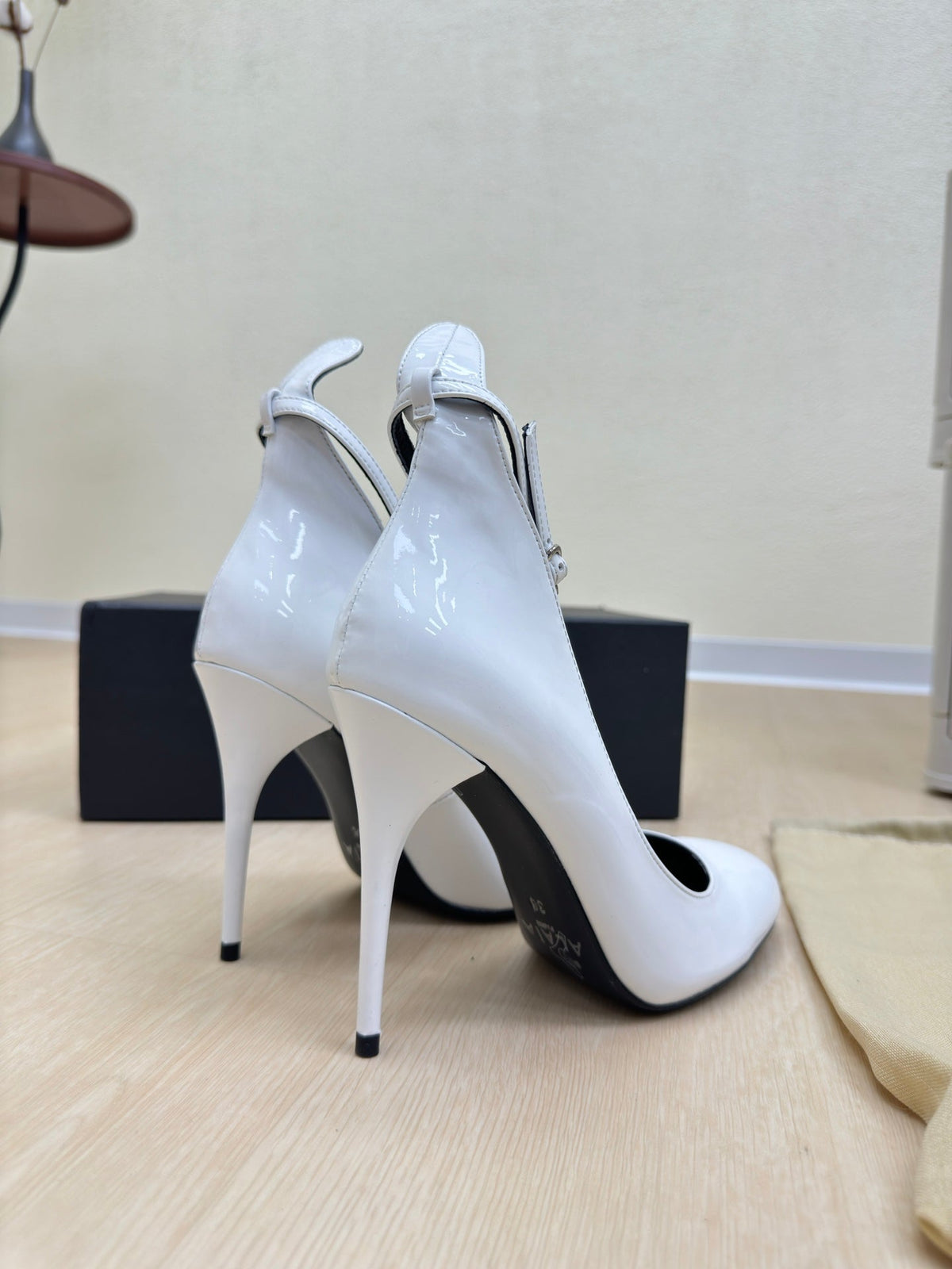 DECOLLETE PUMPS IN WHITE PATENT CALFSKIN