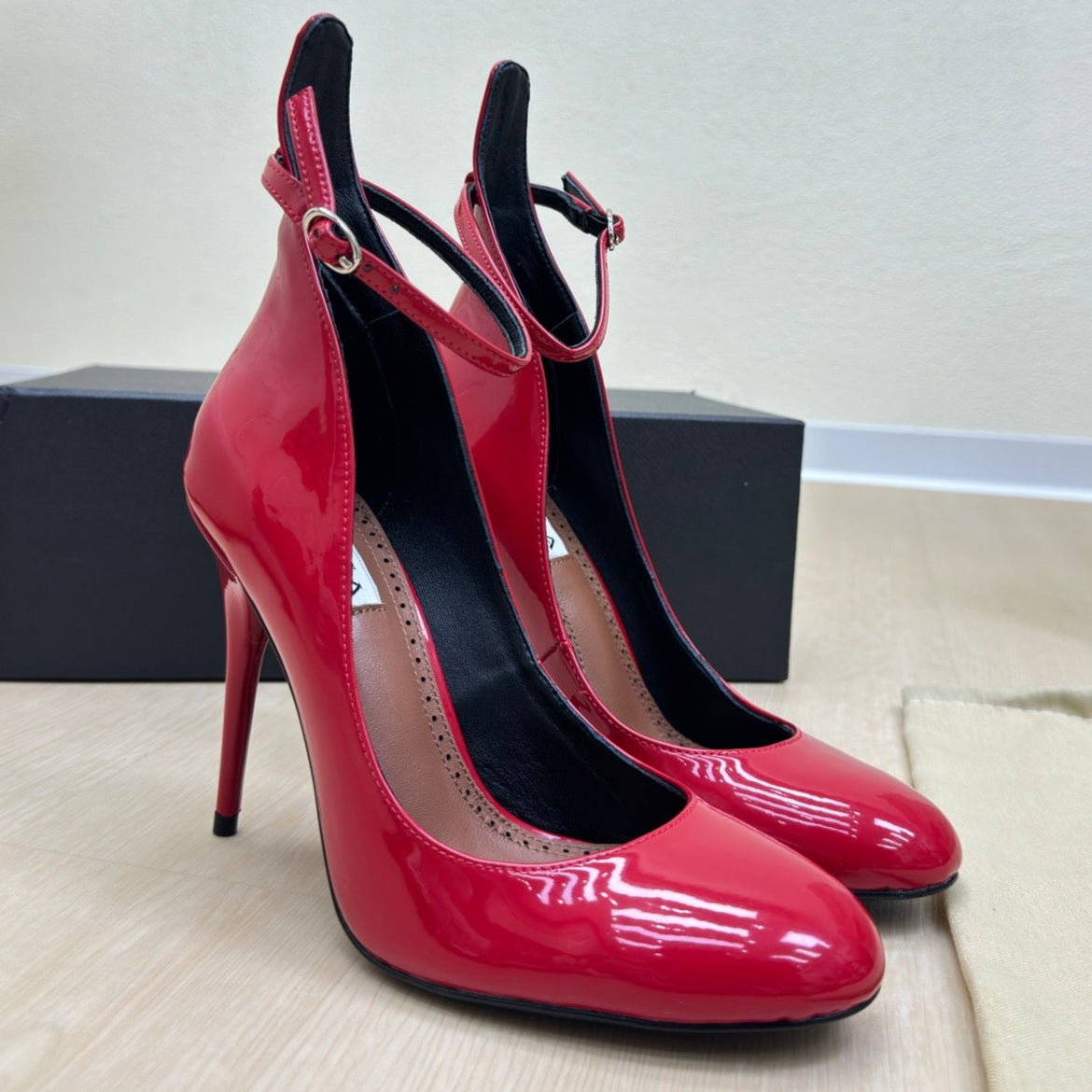 DECOLLETE PUMPS IN CHERRY RED PATENT CALFSKIN