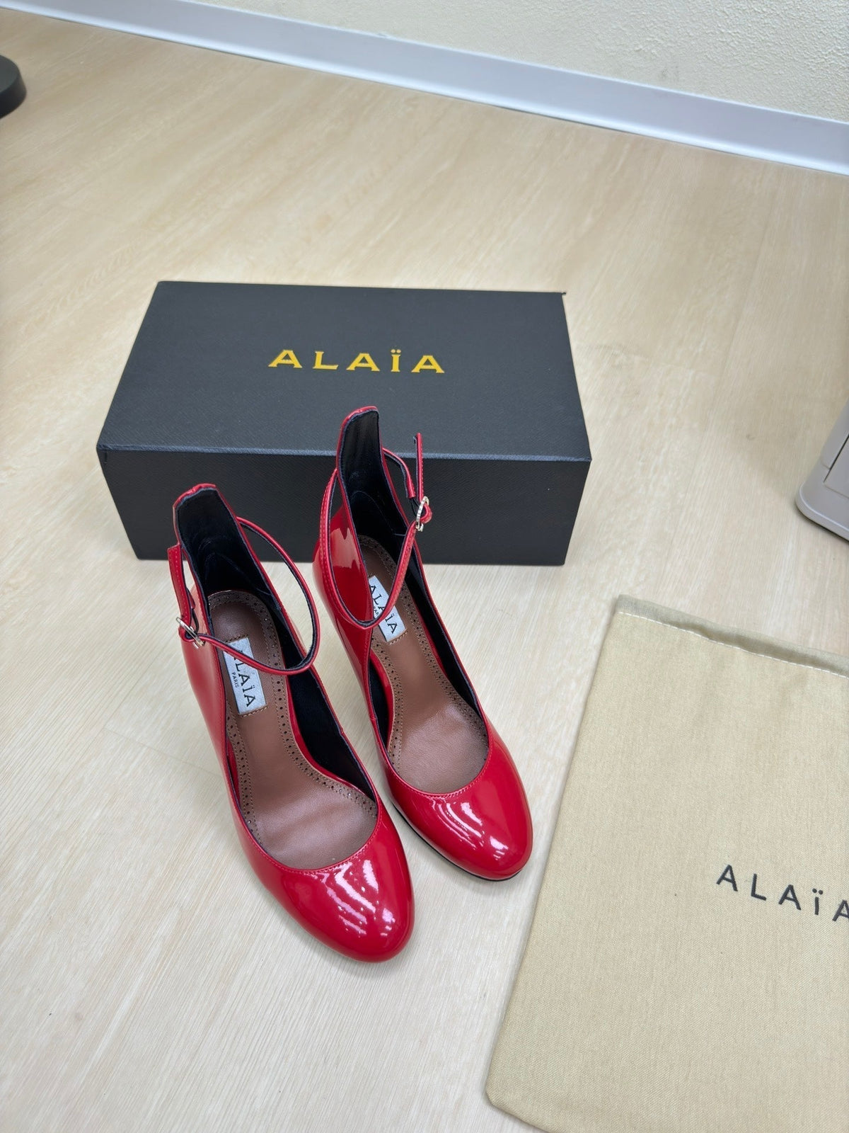 DECOLLETE PUMPS IN CHERRY RED PATENT CALFSKIN