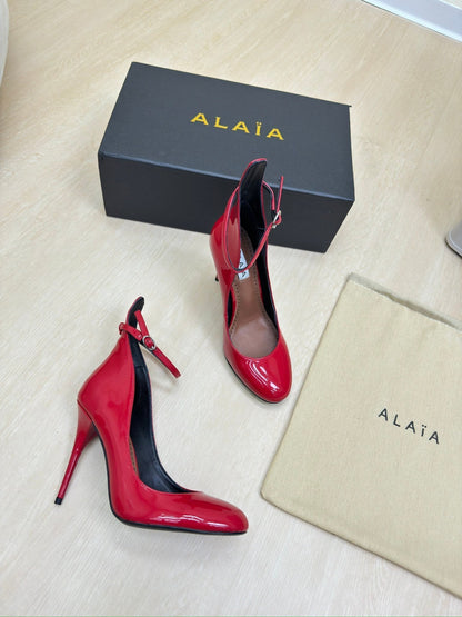 DECOLLETE PUMPS IN CHERRY RED PATENT CALFSKIN
