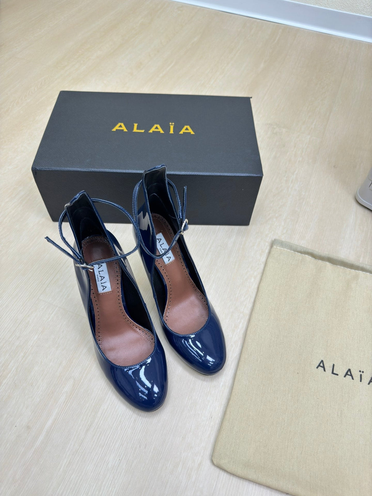 DECOLLETE PUMPS IN NAVY BLUE PATENT CALFSKIN