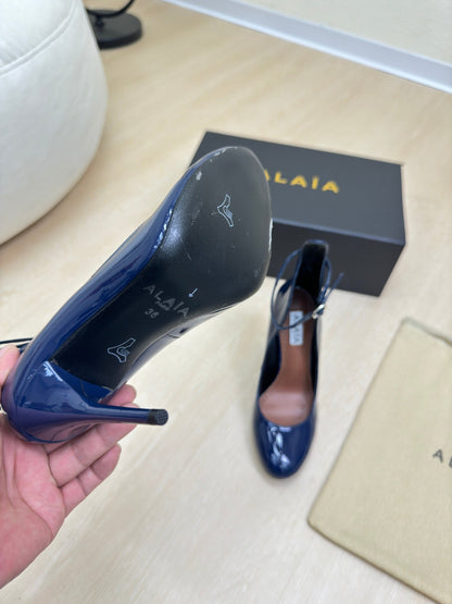 DECOLLETE PUMPS IN NAVY BLUE PATENT CALFSKIN