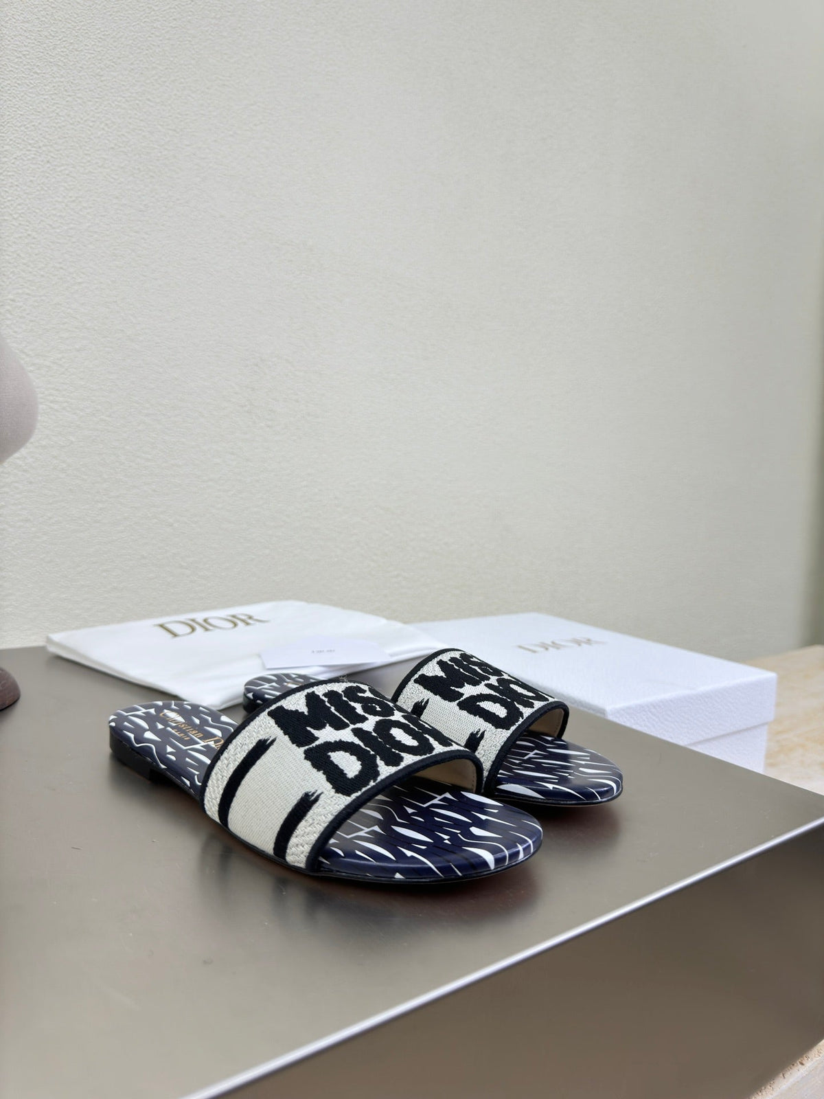 DWAY SLIDE EMBROIDERED COTTON AND NAVY BLUE MISS DIOR ALLOVER MOTIF