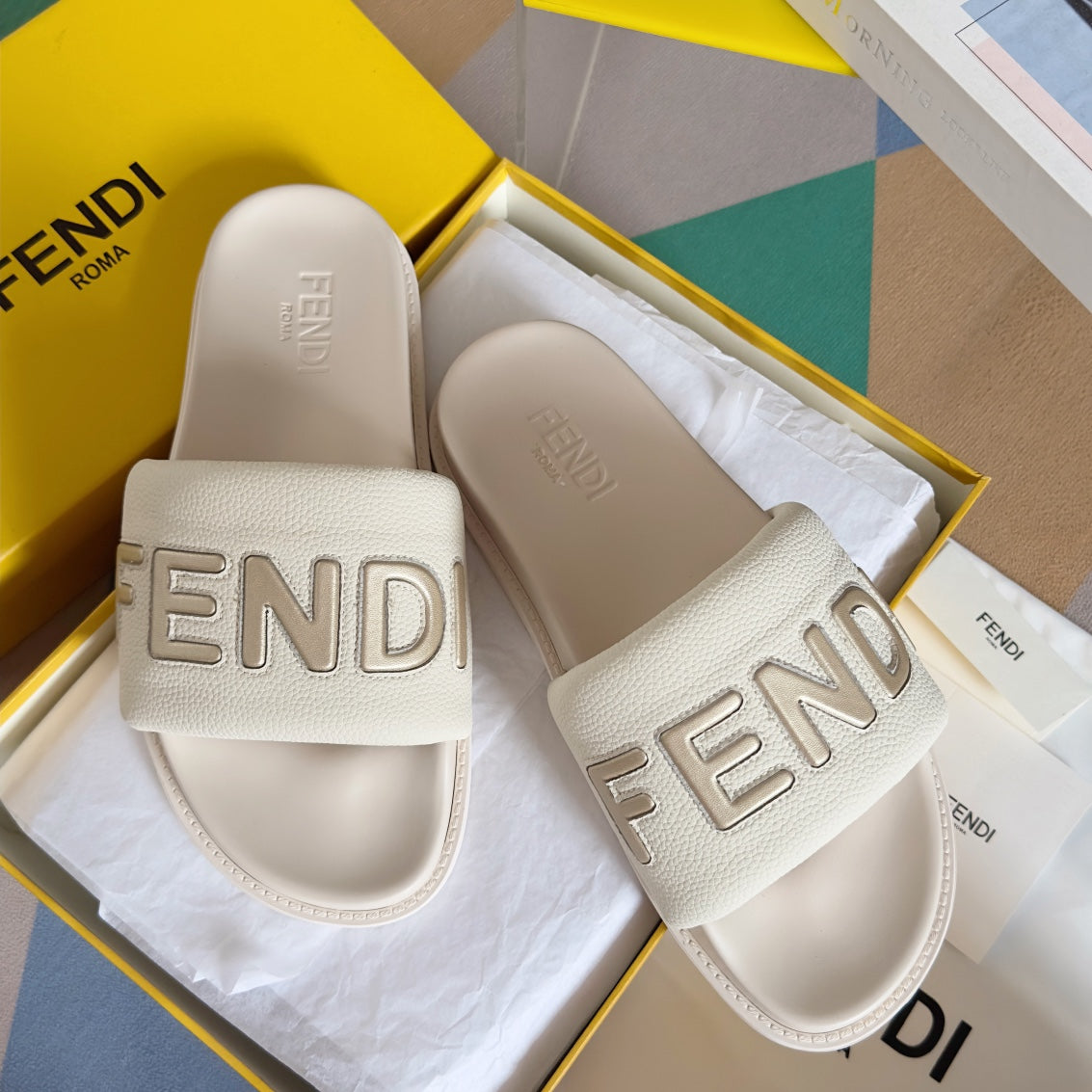 FENDI ROMA SLIDE IN WHITE GRAINED CALFSKIN WITH LOGO