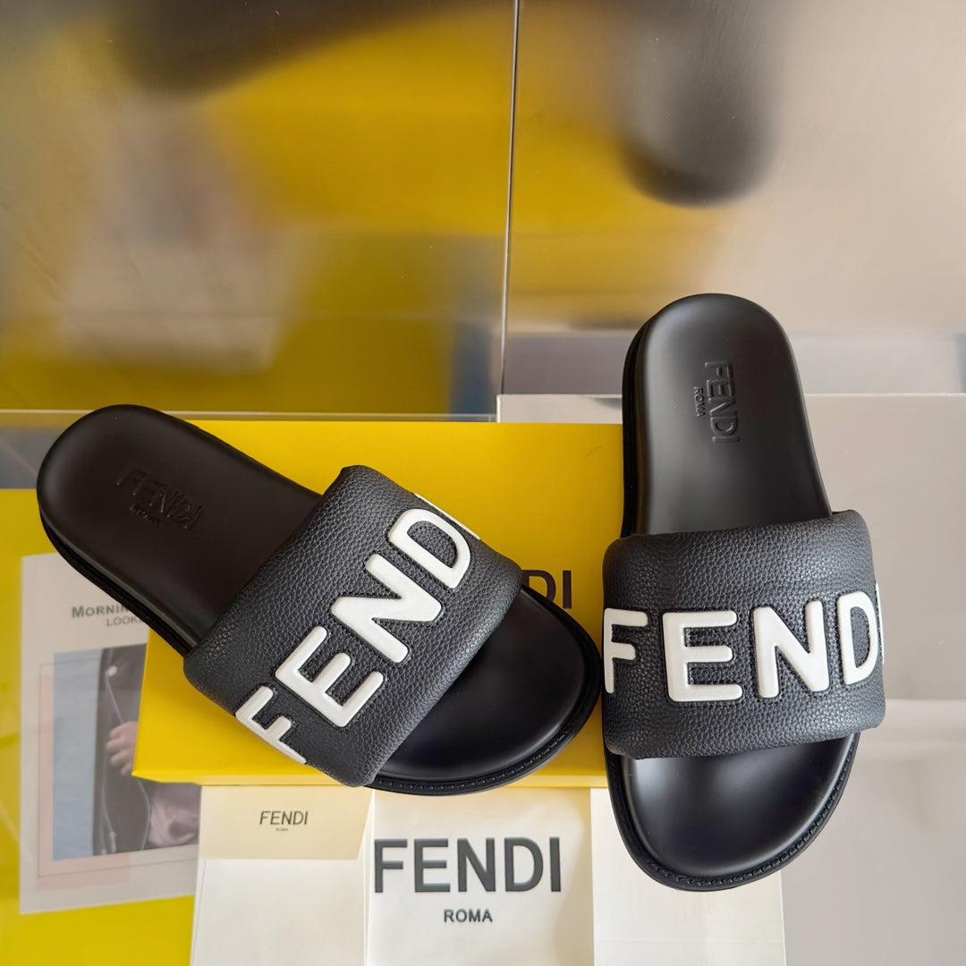 FENDI ROMA SLIDE IN BLACK GRAINED CALFSKIN WITH WHITE LOGO