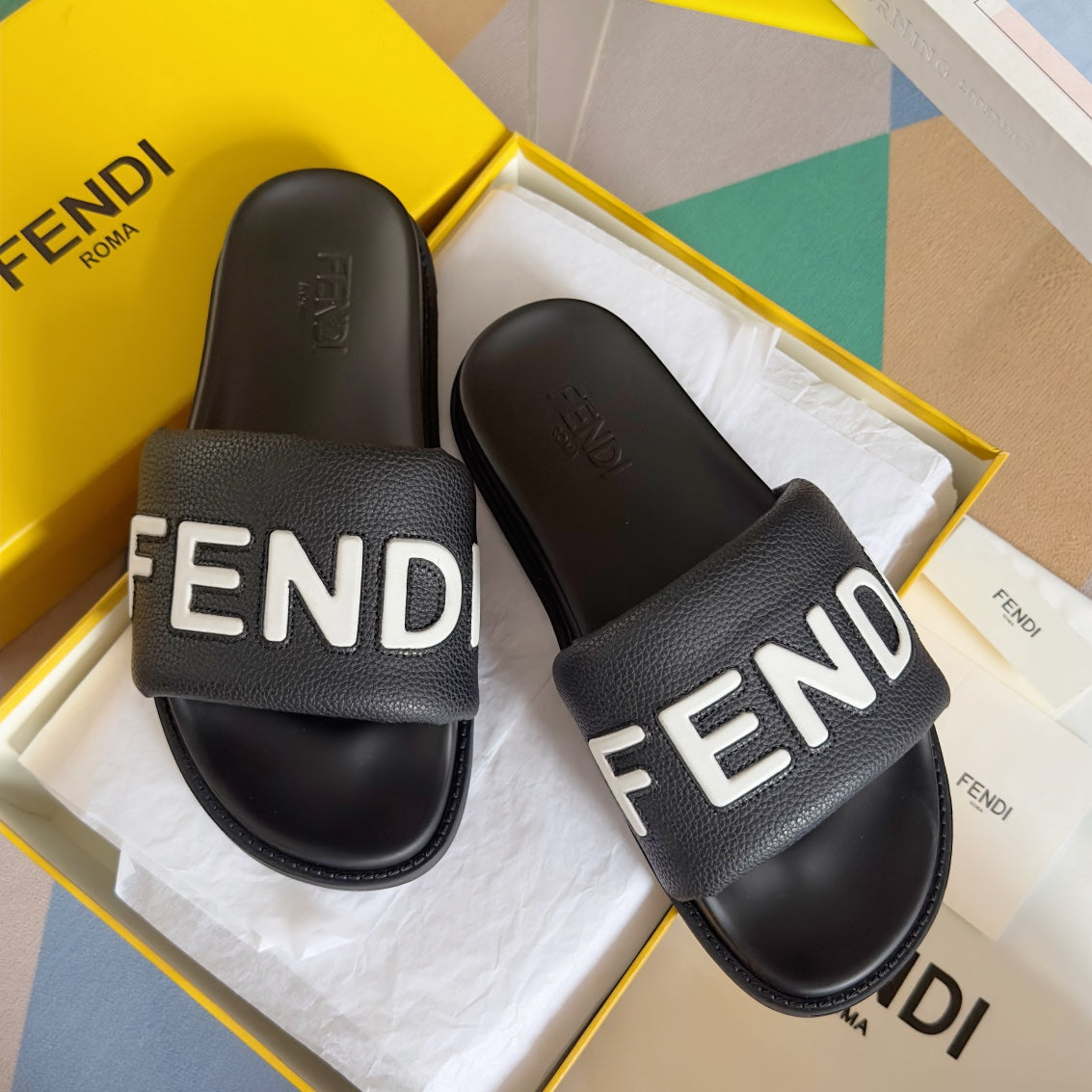 FENDI ROMA SLIDE IN BLACK GRAINED CALFSKIN WITH WHITE LOGO