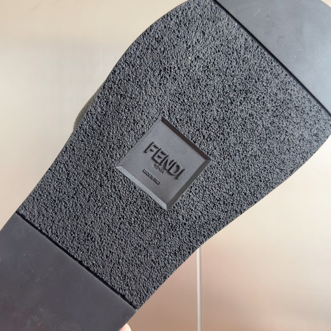 FENDI ROMA SLIDE IN BLACK GRAINED CALFSKIN WITH WHITE LOGO