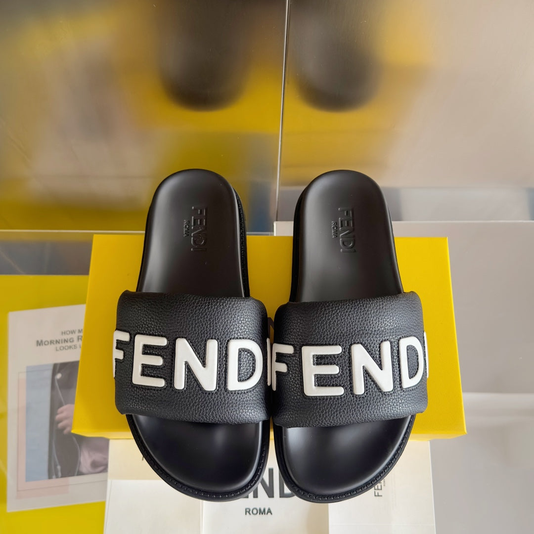 FENDI ROMA SLIDE IN BLACK GRAINED CALFSKIN WITH WHITE LOGO