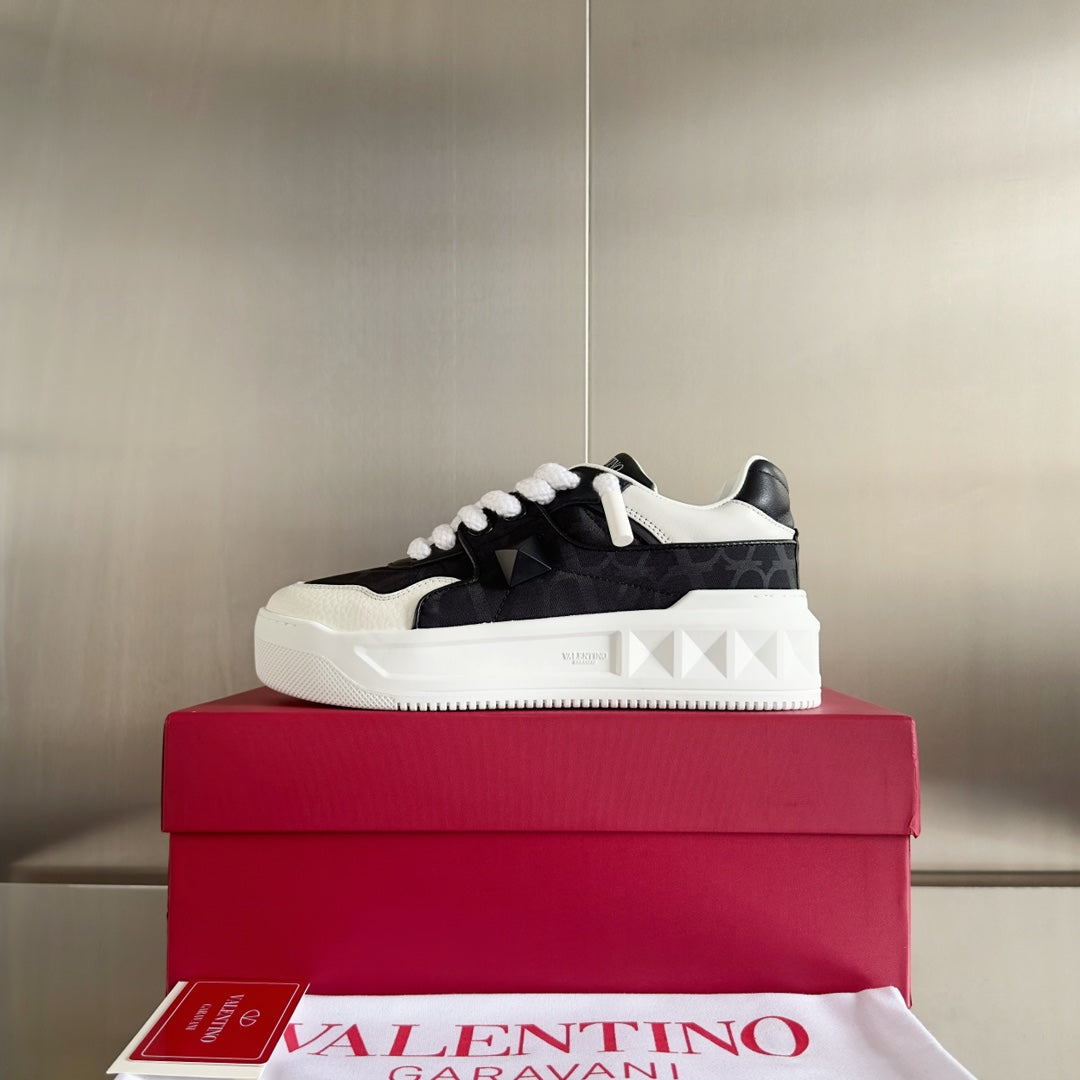 LOW-TOP SNEAKER IN WHITE NAPPA LEATHER AND BLACK MONOGRAM TOILE ICONOGRAPHE FABRIC