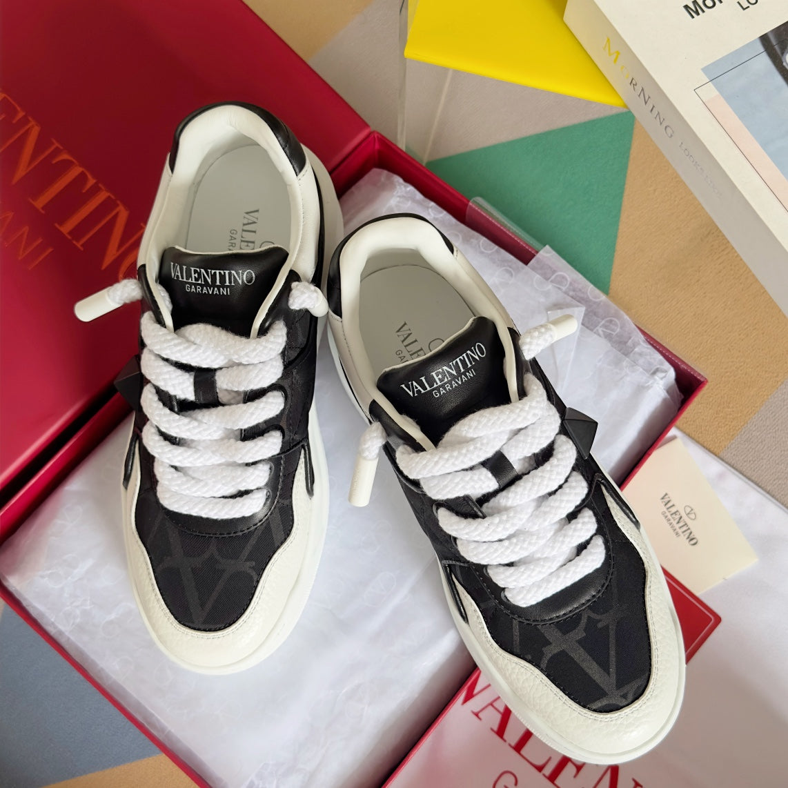 LOW-TOP SNEAKER IN WHITE NAPPA LEATHER AND BLACK MONOGRAM TOILE ICONOGRAPHE FABRIC
