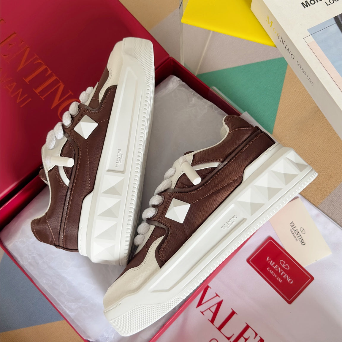 LOW-TOP SNEAKER IN WHITE NAPPA LEATHER AND CHOCOLATE BROWN TOILE ICONOGRAPHE FABRIC