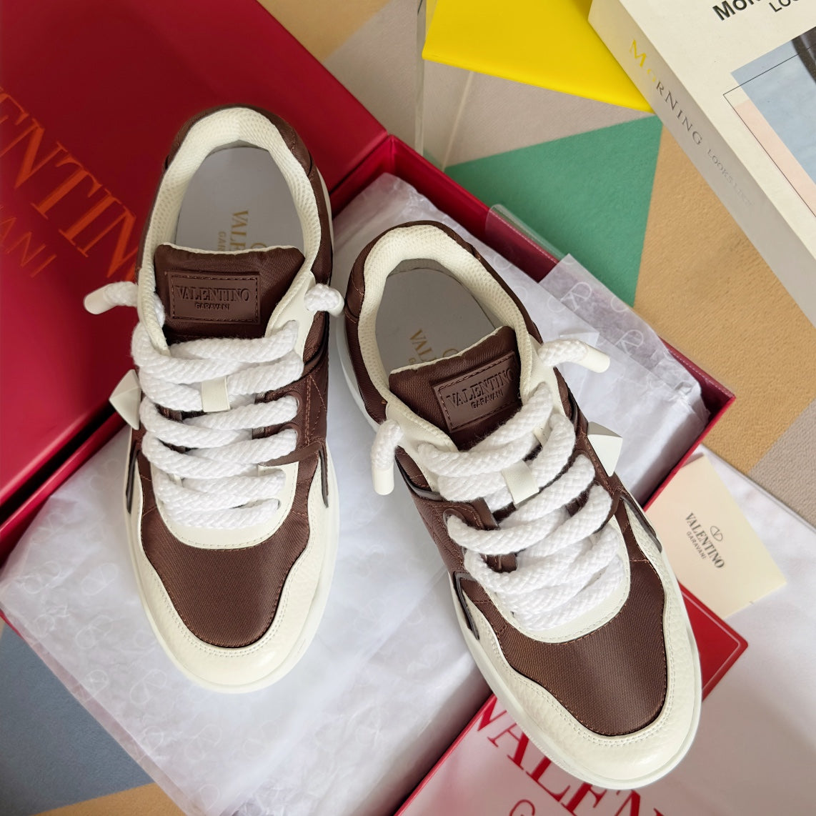 LOW-TOP SNEAKER IN WHITE NAPPA LEATHER AND CHOCOLATE BROWN TOILE ICONOGRAPHE FABRIC