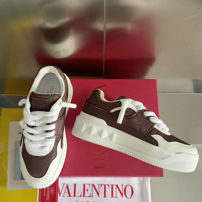 LOW-TOP SNEAKER IN WHITE NAPPA LEATHER AND CHOCOLATE BROWN TOILE ICONOGRAPHE FABRIC