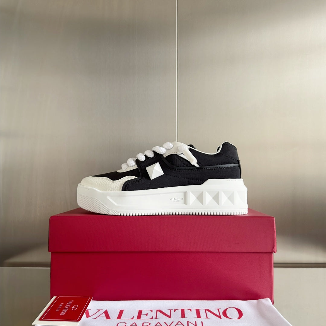 LOW-TOP SNEAKER IN WHITE NAPPA LEATHER AND BLACK TOILE ICONOGRAPHE FABRIC