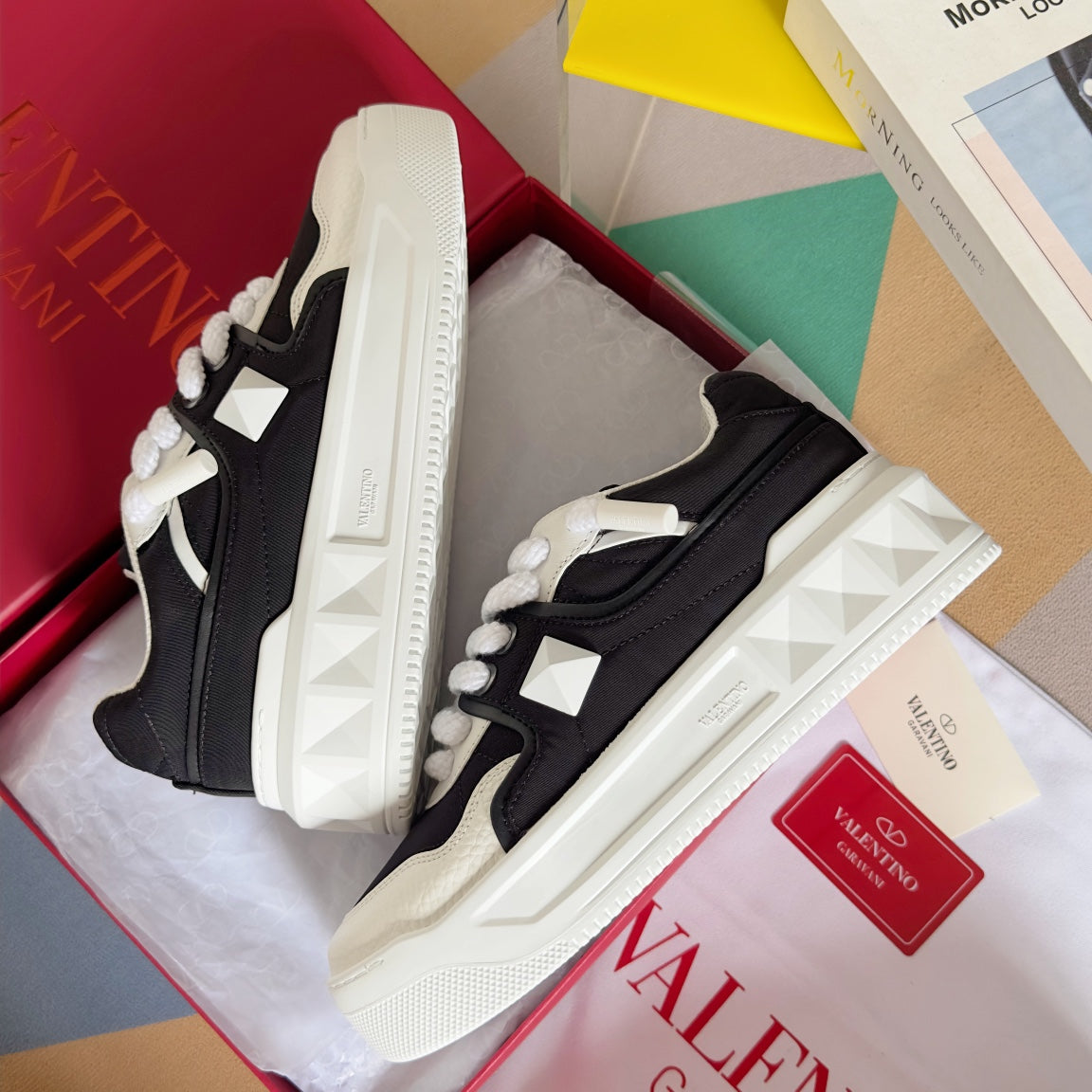 LOW-TOP SNEAKER IN WHITE NAPPA LEATHER AND BLACK TOILE ICONOGRAPHE FABRIC