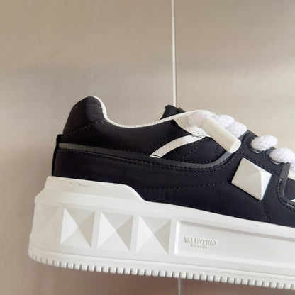 LOW-TOP SNEAKER IN WHITE NAPPA LEATHER AND BLACK TOILE ICONOGRAPHE FABRIC