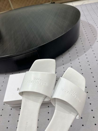 SQUARE-TOE MEDIUM HEEL MULES IN WHITE CALFSKIN LOGO EMBOSSED
