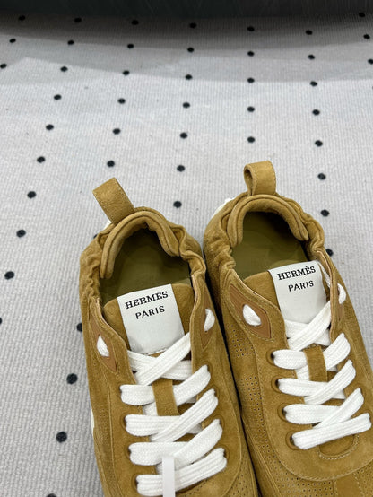 TRAIL SNEAKER IN DIJON YELLOW SUEDE