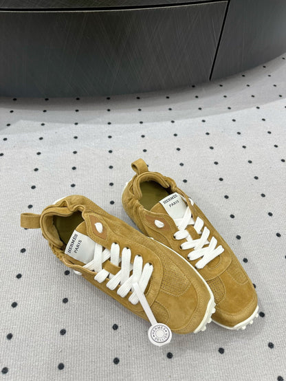 TRAIL SNEAKER IN DIJON YELLOW SUEDE