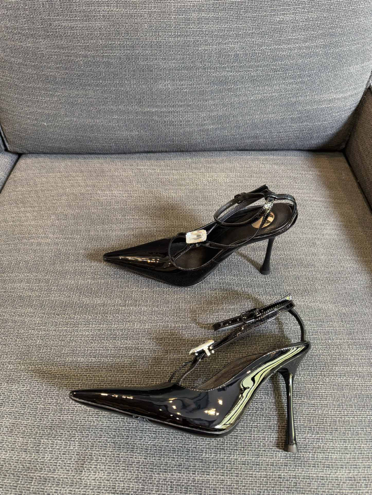 HIGH SANDAL ATTACHED GEM IN BLACK GLOSSY CALFSKIN