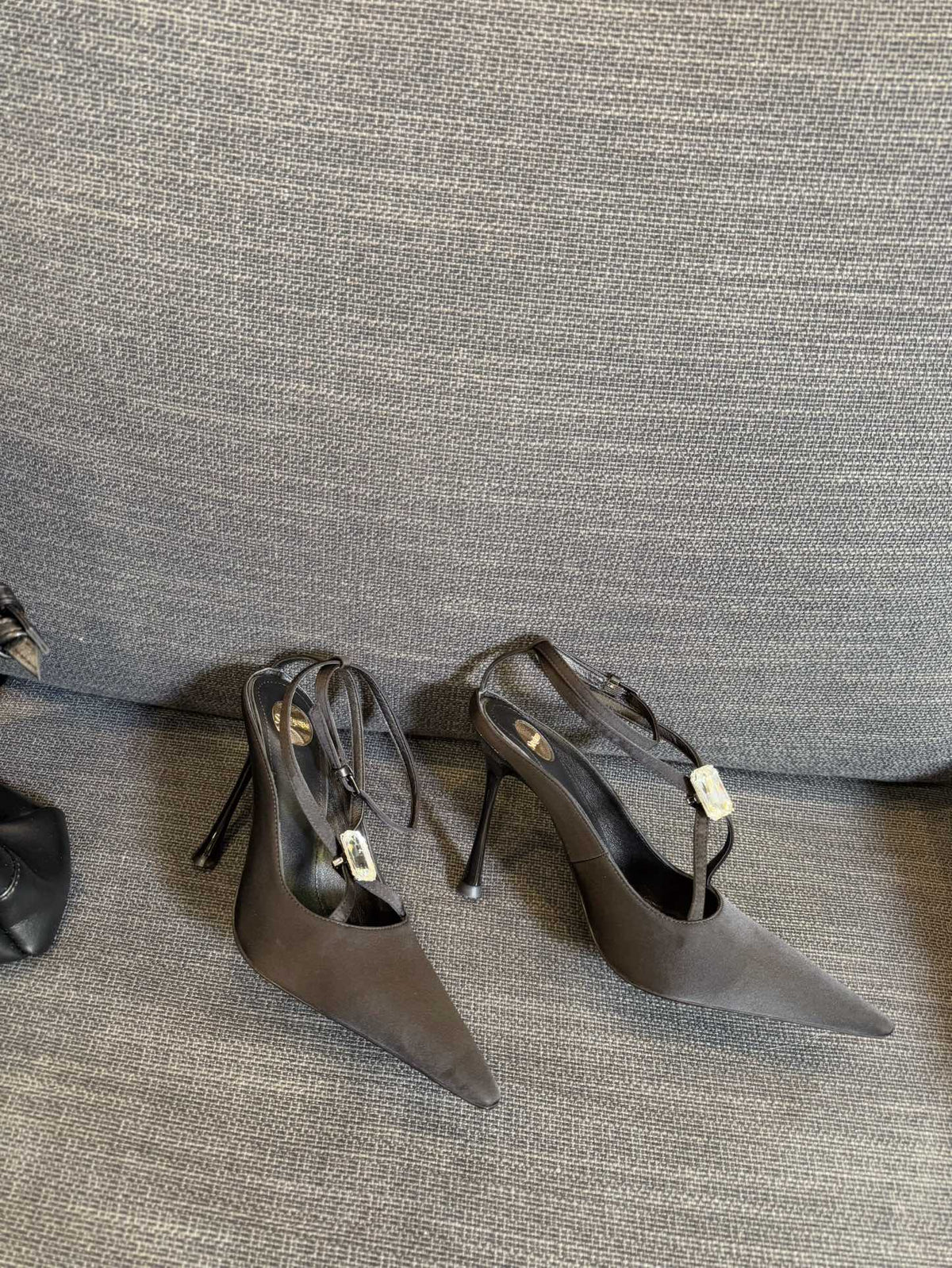 HIGH SANDAL ATTACHED GEM IN BLACK SILK