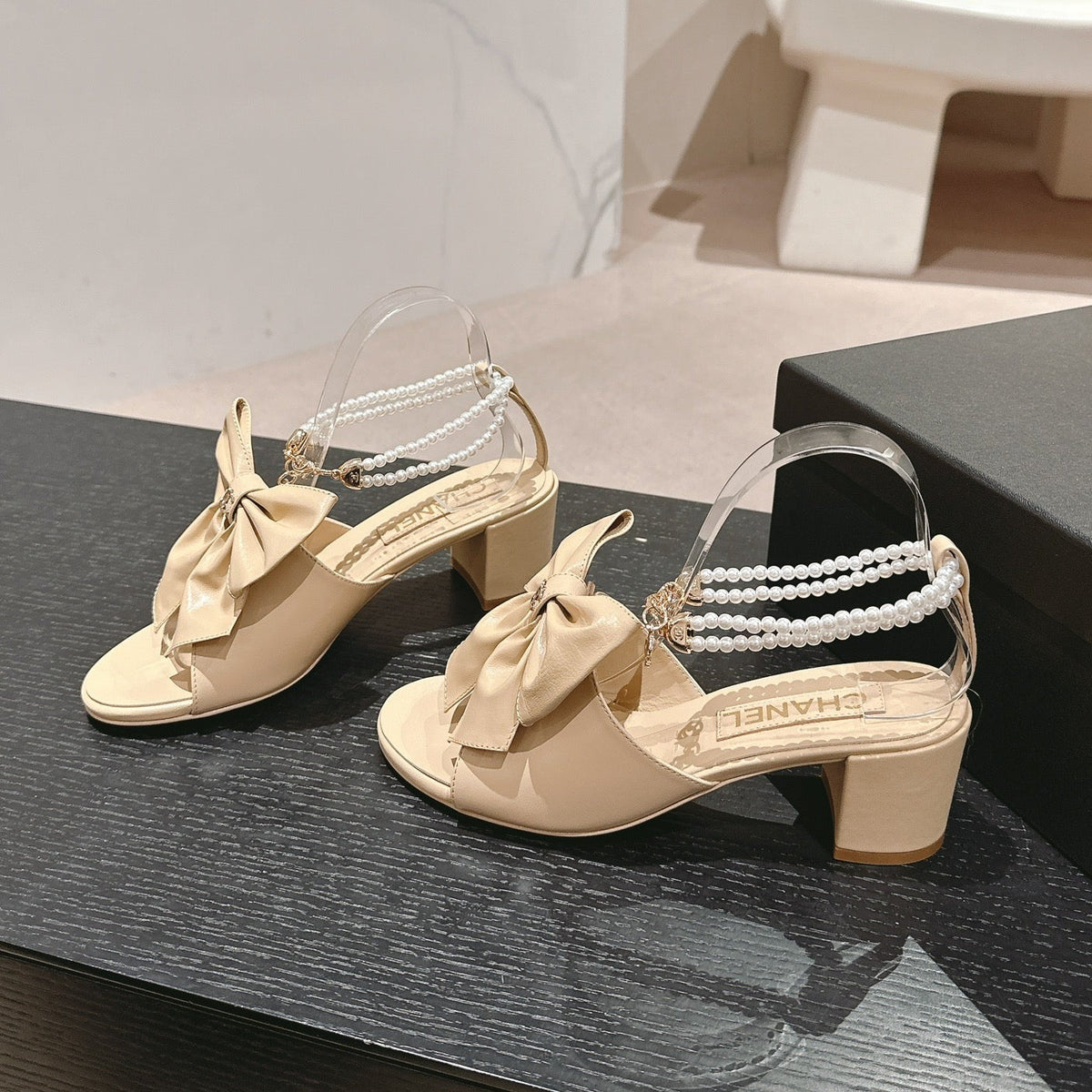 HIGH SANDAL WITH PEARL CHAIN IN BEIGE CREAM LAMBSKIN