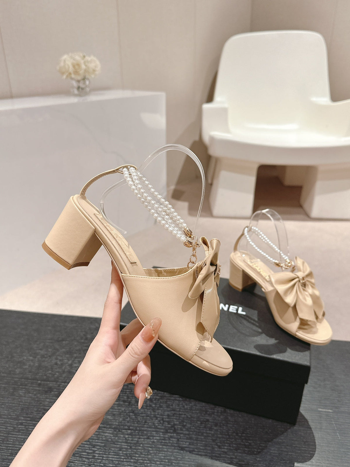 HIGH SANDAL WITH PEARL CHAIN IN BEIGE CREAM LAMBSKIN