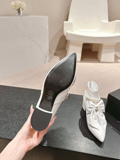 SHORT BOOTS IN WHITE SHEEPSKIN WITH BOW