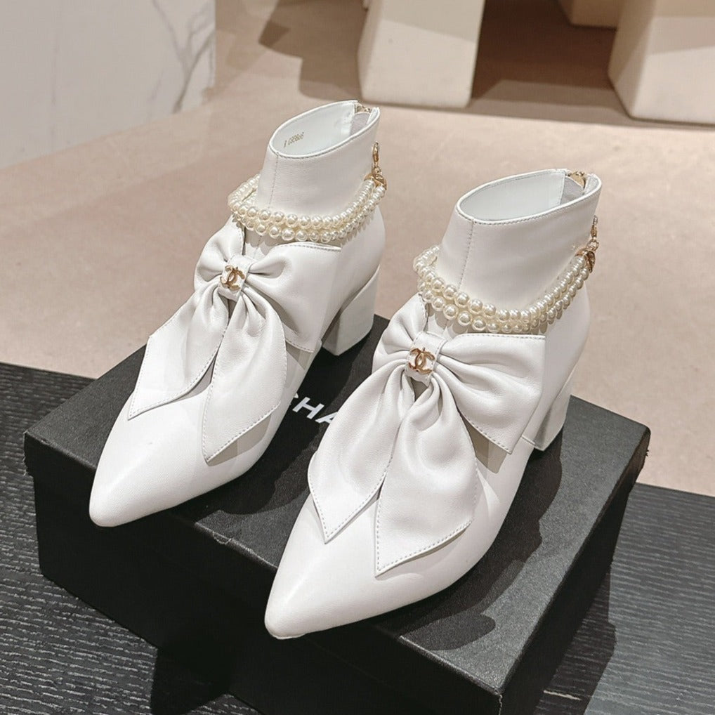 SHORT BOOTS IN WHITE SHEEPSKIN WITH BOW