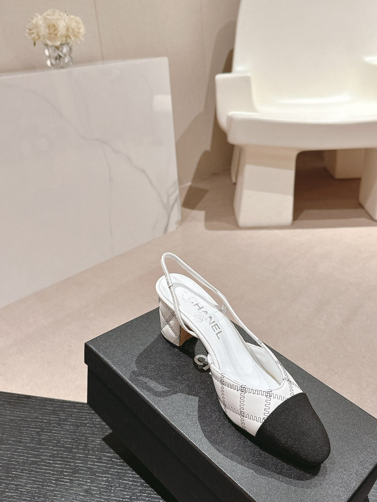 HIGH SLINGBACKS IN WHITE LAMBSKIN AND BLACK SATIN
