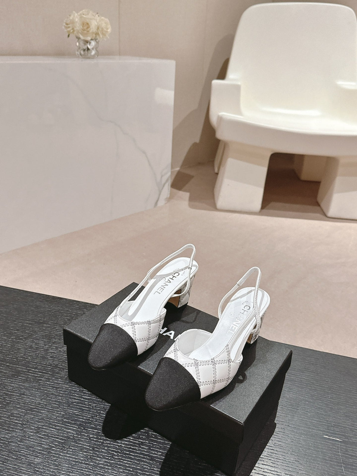 HIGH SLINGBACKS IN WHITE LAMBSKIN AND BLACK SATIN