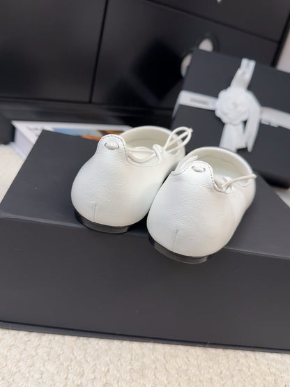 FLAT MARY JANE PUMPS IN WHITE LAMBSKIN MIX BLACK FABRIC
