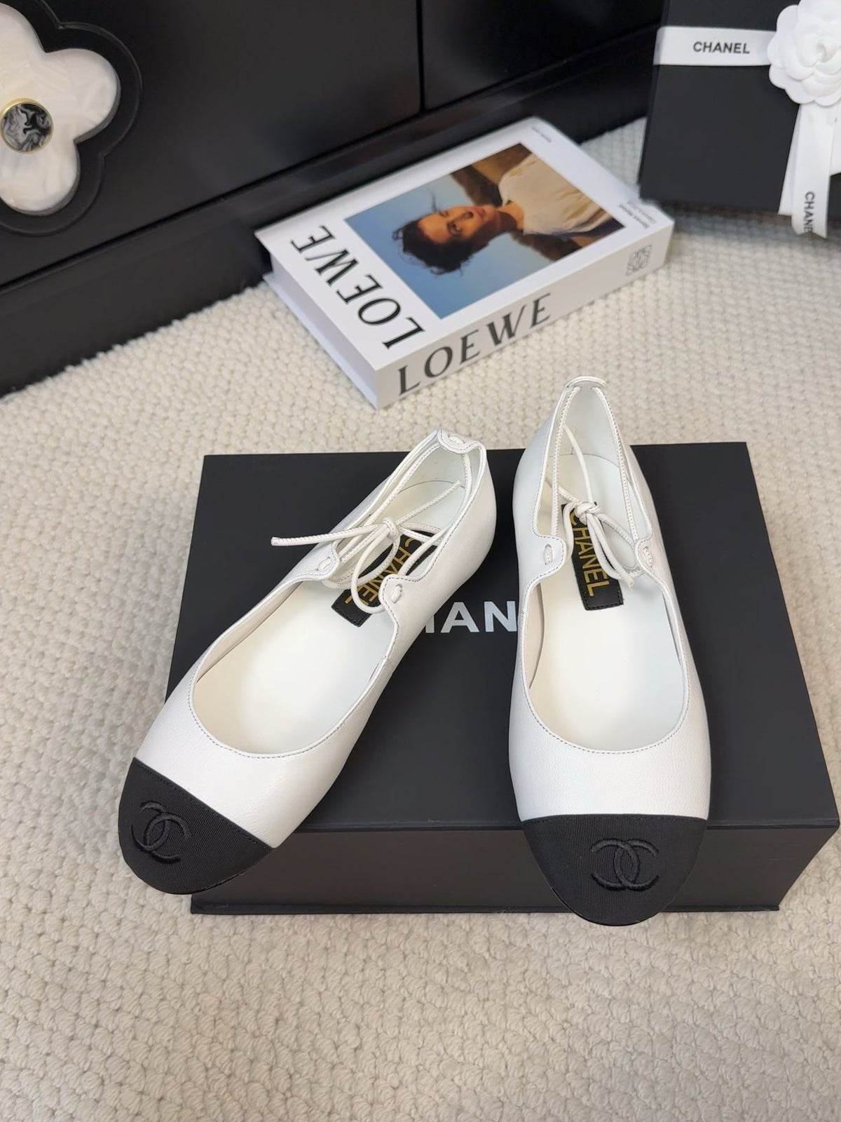 FLAT MARY JANE PUMPS IN WHITE LAMBSKIN MIX BLACK FABRIC