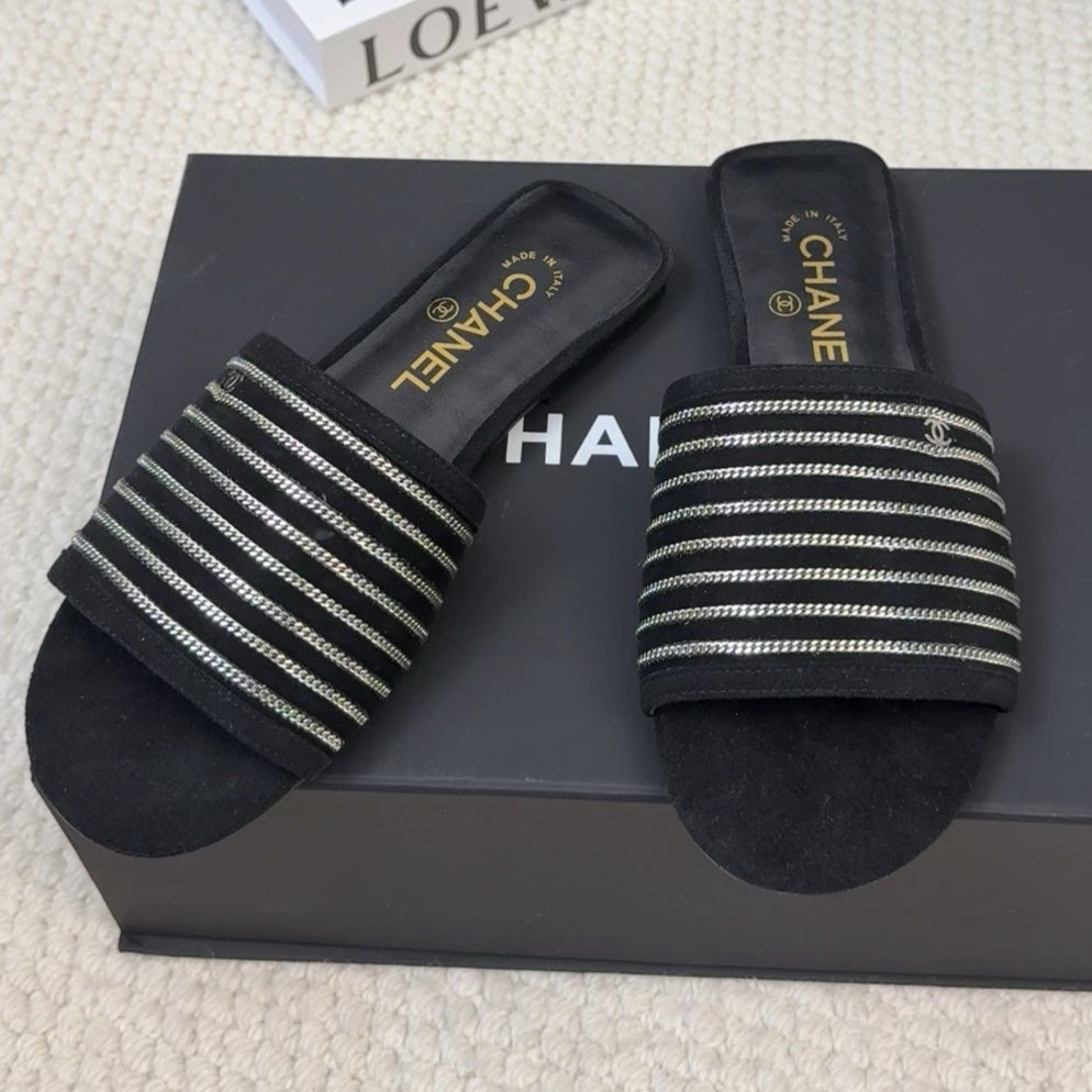 FLAT SLIDE IN BLACK SUEDE WITH SILVER CHAIN