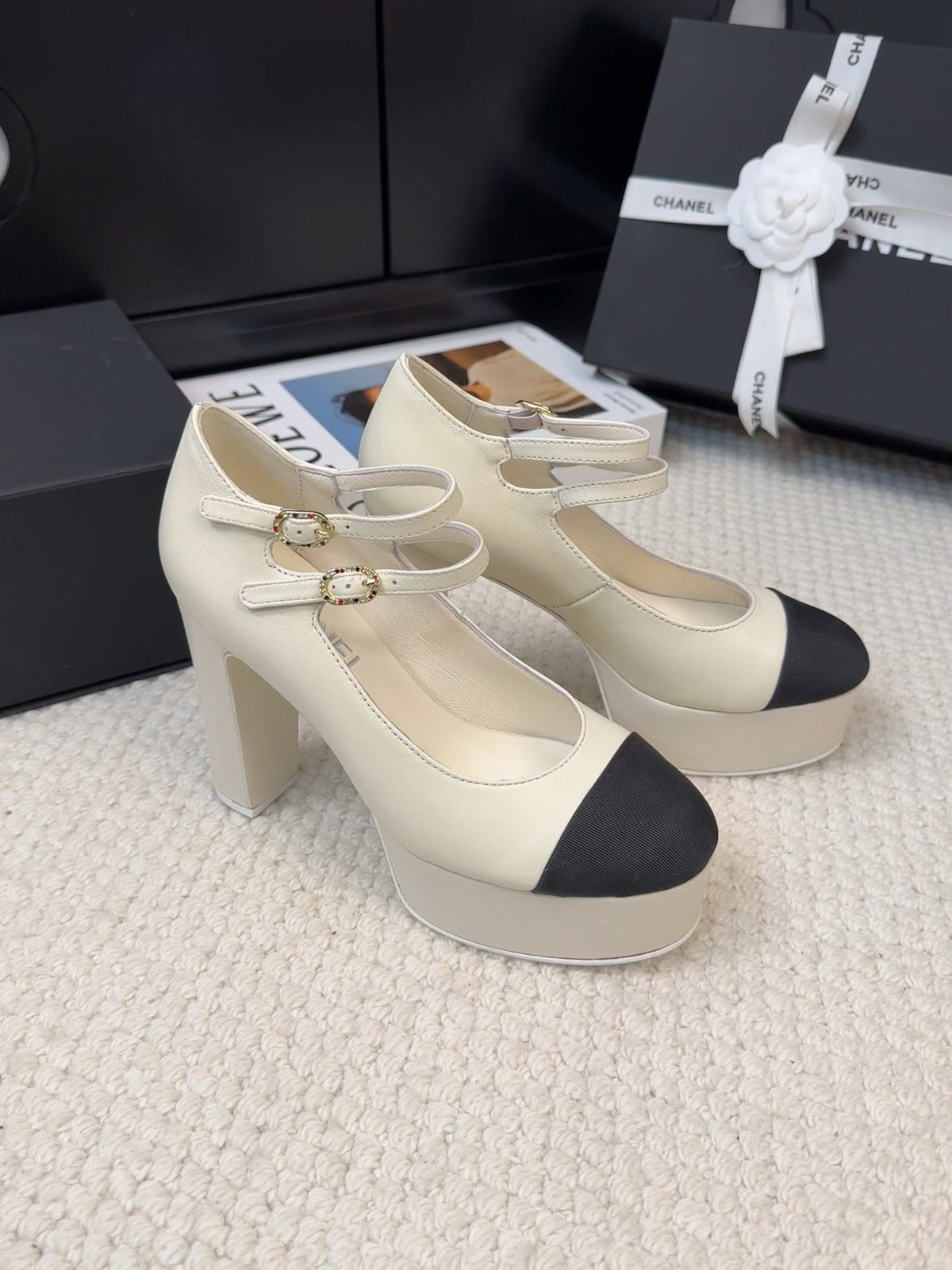 FLATFORM SANDAL IN PALE YELLOW CALFSKIN AND BLACK FABRIC